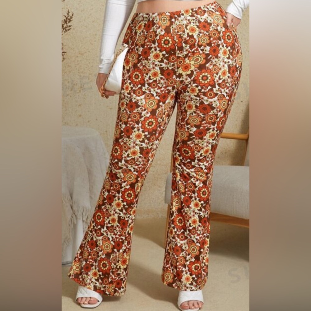 SHEIN Plus Allover Floral Print Flare Leg Pants